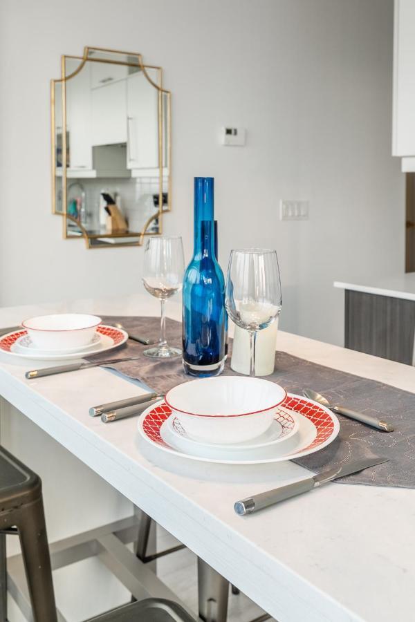 Luxury 2 Bedroom In The Heart Of Entertainment District W/ Cn Tower View Toronto Bagian luar foto
