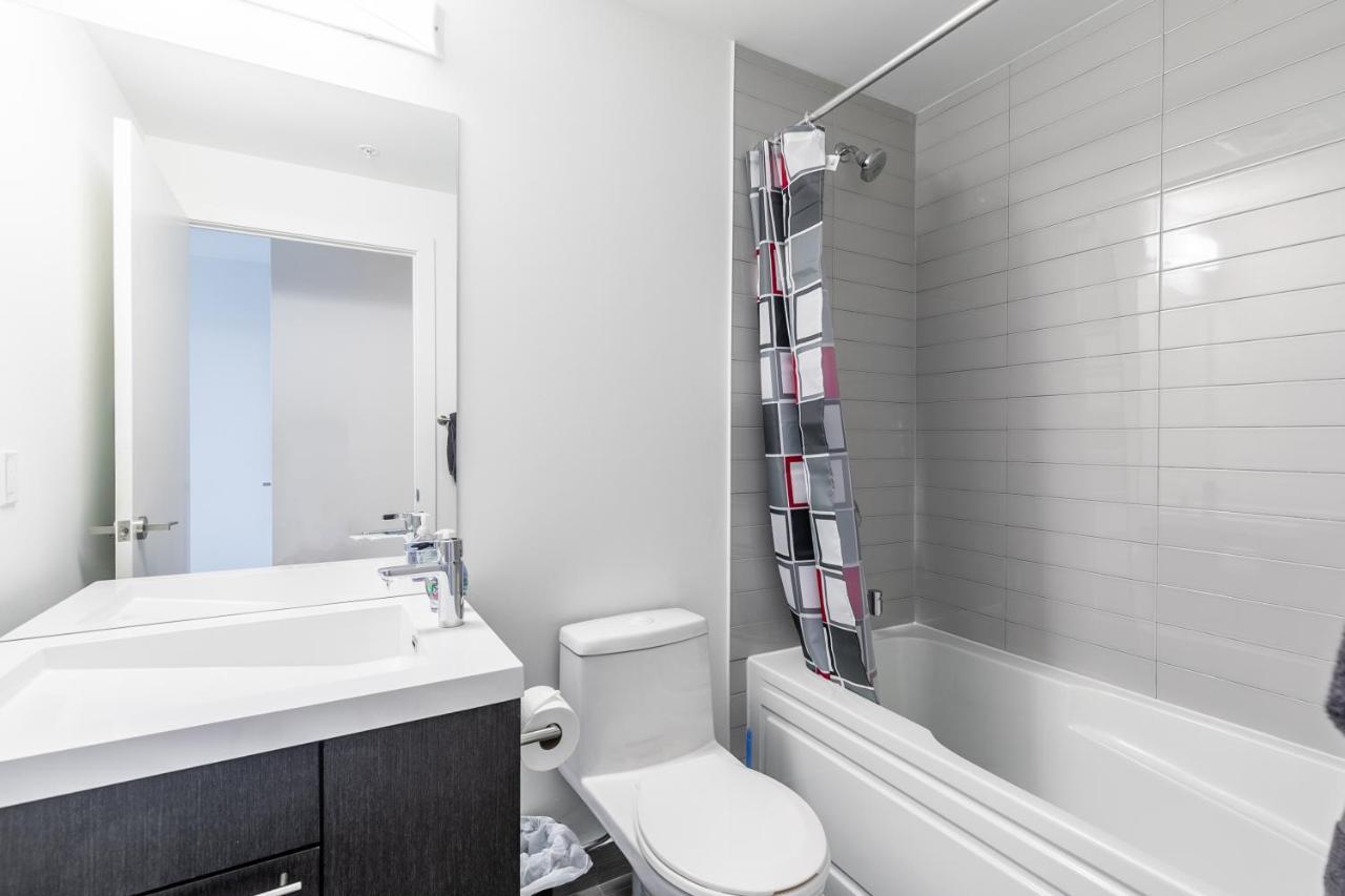 Luxury 2 Bedroom In The Heart Of Entertainment District W/ Cn Tower View Toronto Bagian luar foto