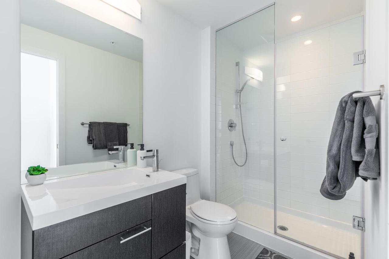 Luxury 2 Bedroom In The Heart Of Entertainment District W/ Cn Tower View Toronto Bagian luar foto